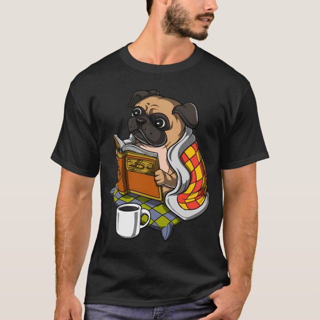 Camiseta Perro Pug Leyendo Un Libro (Anverso)