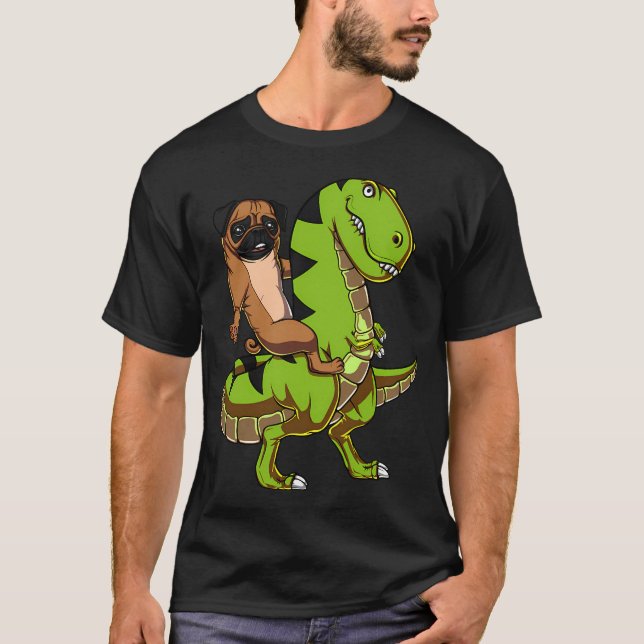 Camiseta Perro Pug montando un dinosaurio T-Rex (Anverso)