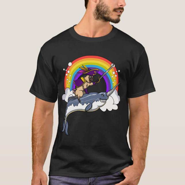 Camiseta Perro Pug Pirata Montando Pez Narval (Anverso)