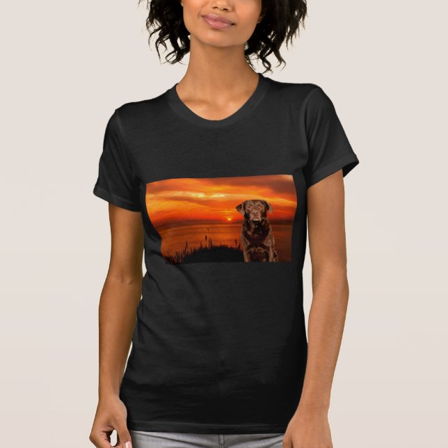 Camiseta Perro recuperador de labrador sentado al lado del  (Anverso)