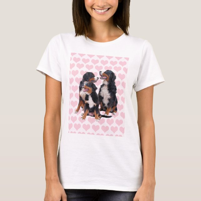 Camiseta Perros de montaña de Berna con corazones rosas (Anverso)