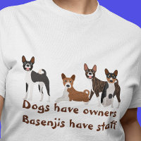 Perros divertidos de la raza Basenji tienen dueños