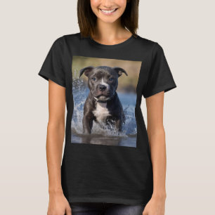 Camiseta "Perseguidor de olas: un cachorro Staffy jugando e