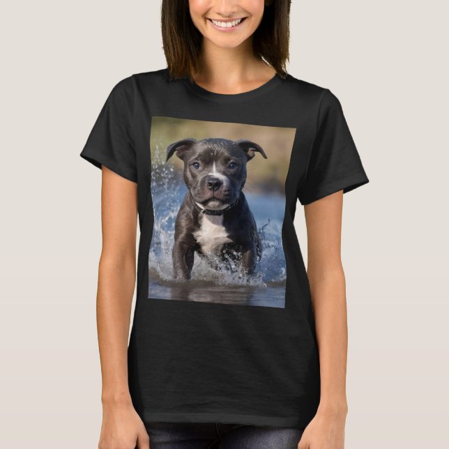 Camiseta "Perseguidor de olas: un cachorro Staffy jugando e (Anverso)