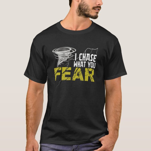 Camiseta Persigo Lo Que Temes Tornado Huracán Por Tornado. (Anverso)