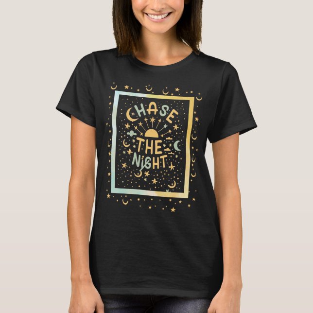 Camiseta Persigue al Hippie Boho Gitano de la Noche (Anverso)