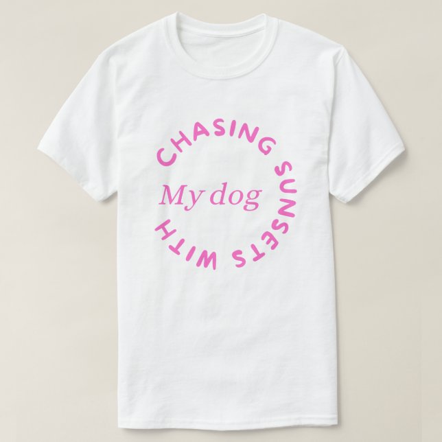 Camiseta Persiguiendo el Sol con Mi Perro – Paseo de Perro  (Diseño del anverso)