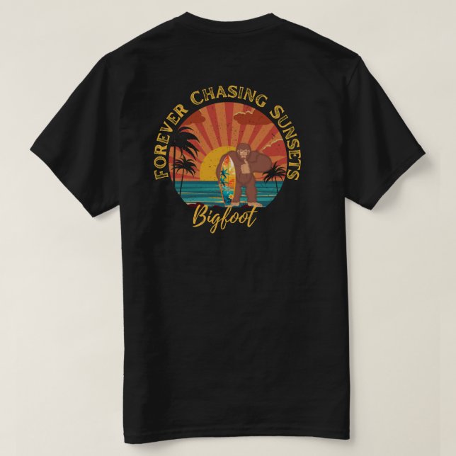 Camiseta Persiguiendo por siempre a Sunsets Bigfoot Surfing (Reverso del diseño)