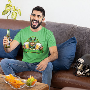 Camiseta Personaliza tréboles de duende irlandés sosteniend