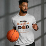 Camiseta personalizada de papá de básquetbol con o<br><div class="desc">Orgullosa pelota de baloncesto de papá con moderno texto retro y baloncesto con colores clásicos de negro y naranja,  personalizado con el nombre de tus hijos.</div>