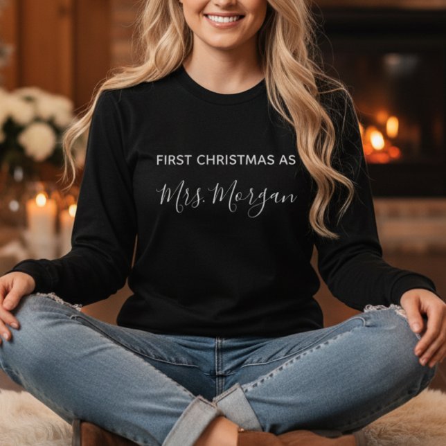 Camiseta personalizada de primera Navidad como Sra (First Christmas as Mrs Personalized Newlywed Sweatshirt Gift)