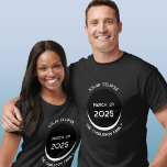 Camiseta personalizada Eclipse solar 2025<br><div class="desc">Celebrar el eclipse solar parcial el 29 de marzo de 2025 con esta camiseta personalizada. Cambie el apellido y cualquiera de los textos a personalizar.</div>