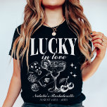 Camiseta Personalizada la personalizado Bachelorette Party<br><div class="desc">Celebra tu despedida de soltera de Las Vegas con nuestras camisetas personalizadas "Lucky In Love" Personalizado Las Vegas Bachelorette Party. Estos camisetas de moda y divertidos son perfectos para añadir un toque cohesivo y festivo a su fin de semana especial. Con un diseño retro inspirado en un casino, estos camisetas...</div>