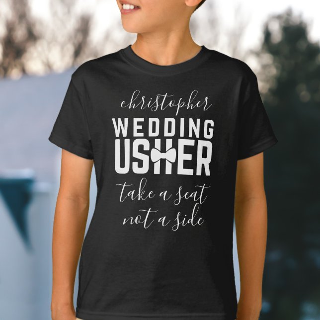 Camiseta personalizada para ujier de boda infantil (Take a seat not a side wedding t-shirt perfect for your Wedding Usher. Just add a name!)