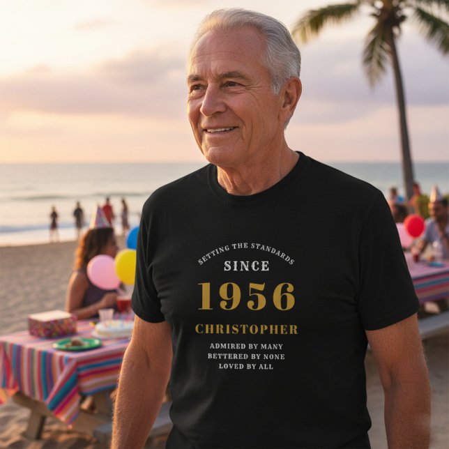Camiseta Personalizado 70 cumpleaños 1956 Nombre Oro Negro (70th birthday black tshirt worn at the beach.)