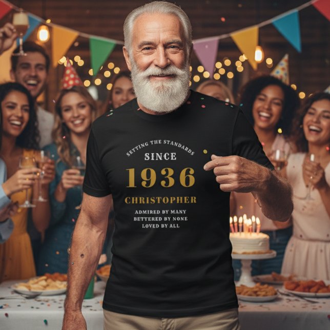 Camiseta Personalizado 90 cumpleaños 1936 Nombre Oro Negro (1936 personalized t-shirt worn by a man at a party)