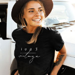Camiseta Personalizado Año Vintage 40 Aniversario de Guay<br><div class="desc">El Viejo Año Personalizado 40 cumpleaños o la camiseta del aniversario de Guay con la elegante tipografía con guión de boho es la manera perfecta de celebrar un acontecimiento histórico. Esta camiseta presenta un diseño vintage clásico y atemporal con una tipografía de guión boho elegante que le da un toque...</div>
