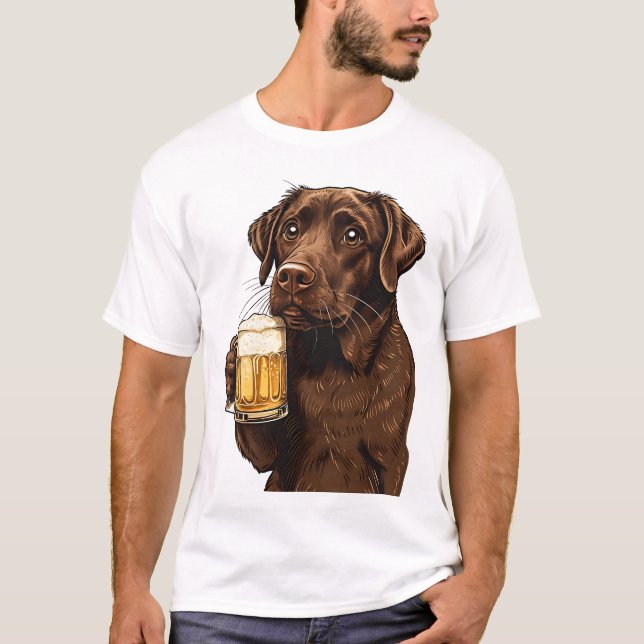 Camiseta Personalizado Chocolate Labrador Sujetando cerveza (Anverso)