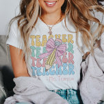 Camiseta Personalizado Con Nombre Personalizado De Maestros<br><div class="desc">Eleva tu guardarropa docente con nuestra camiseta-Personalizado de profesores con nombre rosado, un símbolo de estilo y dedicación. Este tee combina la sofisticación clásica con un toque de fantasía, con un encantador diseño de arco rosa que añade un ambiente retro-coqueta. Tanto si eres un educador experimentado como si te embarcas...</div>