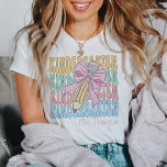 Camiseta Personalizado Con Nombre Personalizado De Maestros<br><div class="desc">Bienvenidos al nuevo año escolar con estilo con nuestra camiseta de Personalizado Crewneck Teacher Personalizado con Nombre, una deliciosa mezcla de confort y encanto a la medida de educadores dedicados. Esta camiseta personalizado está diseñada con un lazo rosado juguetón y gráficos de inspiración retro, añadiendo un toque de brillo a...</div>