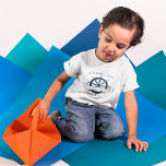 Camiseta Personalizado Cruise Ship Nautical Family Vacation<br><div class="desc">camisetas de verano personalizado de moda para su crucero en el océano con un volante de barco azul marino. Este diseño de temática náutica es perfecto para celebrar este viaje especial,  ya que combina con elegancia los tees de las reuniones familiares. Personaliza con tu apellido y año.</div>