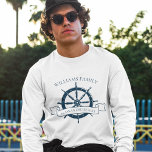 Camiseta Personalizado Cruise Ship Nautical Wheel Long Slee<br><div class="desc">Moda personalizado verano vacaciones camisetas de manga larga para su crucero de playa en el océano con un volante de barco azul marino. Este diseño de temática náutica es perfecto para celebrar este viaje especial, ya que combina con elegancia los tees de las reuniones familiares. Personaliza con tu apellido y...</div>