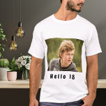 Camiseta personalizado de 18 años foto hola 18 chicos<br><div class="desc">Plantilla para su foto. Texto de color negro: ¡Hola 18! Una camisa para una fiesta de cumpleaños 18 para él.</div>