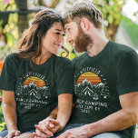 Camiseta Personalizado de coincidencia de vacaciones de cam<br><div class="desc">¿De buen humor? Sólo hay que añadir una fogata, s'mores, y el resto de la familia con un traje a juego. Diseño temático de camping personalizado que puede personalizar para su próxima aventura familiar con un lugar para el sitio y el año. Perfecto para fotos familiares mientras se explora la...</div>