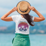Camiseta Personalizado de cruceros en la playa Reunión fami<br><div class="desc">Guay combina camisetas de vacaciones familiares para que un padre, una madre, una hermana y un hermano se pongan en un crucero por la isla. Delante de una puesta de sol en la playa rosa de bonito hay bonitas palmeras. Perfecto personalizado para su viaje de verano al mar. Personalizar con...</div>