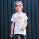 Camiseta Personalizado de cumpleaños ecuestre rosa y dorado<br><div class="desc">Fiesta de cumpleaños de caballo rosa y dorado camiseta de nombre personalizado con caballo dorado,  círculo dorado,  guion rosado.</div>