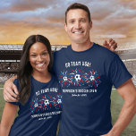 Camiseta Personalizado de equipo de fútbol de equipo de fue<br><div class="desc">Apoya a su equipo con esta camiseta festiva que incluye pelotas de fútbol y fuegos artificiales rojos, blancos y azules. Añade fácilmente tus 3 líneas de texto personalizado. Perfecto para llevar a un torneo de fútbol -un partido con todos tus amigos de fútbol y camisetas de familia- también es genial...</div>
