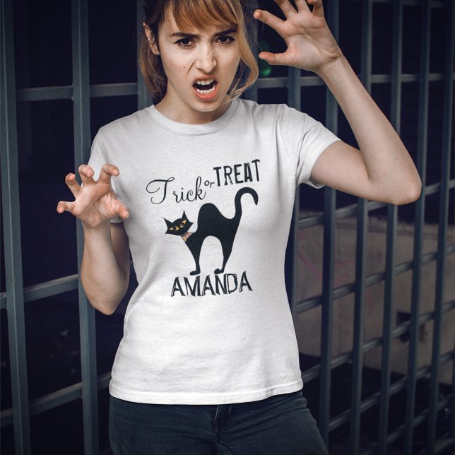 Camiseta personalizado de gato negro y blanco de Halloween (Trick or treat black cat custom t shirt. )