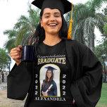 Camiseta Personalizado de Graduación de Foto Graduada Felic<br><div class="desc">Felicitaciones al Personalizado T-Shirt, graduado de posgrado, es genial usar y sorprender al graduado. Es un lindo regalo de los familiares, amigos y compañeros de trabajo al graduado. Reemplazar por su información y fotografía. El graduado estará orgulloso de graduarse y ser reconocido. Maravilloso de usar para fiestas de graduación o...</div>