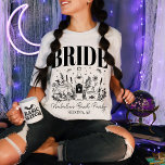 Camiseta Personalizado de la fiesta de la soltera con bruje<br><div class="desc">Sumemos las mágicas vibraciones con la camiseta del Personalizado del partido de la soltera "Cocina del Vestido" de la novia - la mezcla perfecta de humor y encanto para su mística celebración. Esta divertida camisa de la soltera no es solamente una prenda de vestir, es una declaración que captura el...</div>