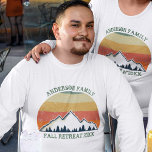 Camiseta Personalizado de la Reunión Familiar Guay Cae Mano<br><div class="desc">La familia de personalizados de Guay se reune con sus primos, tías, tíos y abuelos con camisetas de manga larga para un otoño. Pida hacer coincidir tés de manga larga para toda la tripulación con tu apellido y año en verde alrededor de la hermosa imagen de puesta de sol de...</div>
