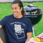 Camiseta Personalizado de la silla de jardín vintage Mensaj<br><div class="desc">Añade un dicho gracioso, un nombre de evento especial o fiesta o el nombre de tu empresa para crear tees gráficos personalizados y personalizados. Esta camiseta muestra un ilustracion de una silla de jardín de una vieja escuela en blanco. Encima de la silla plegable vintage, el mensaje aparece con letras...</div>