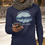 Camiseta Personalizado de reunión familiar de Lake Vacation<br><div class="desc">Estas elegantes camisetas de manga larga de una casa personalizado presentan un tranquilo río azul rodeado de árboles y un texto personalizado para una reunión familiar,  un viaje de campamento o unas vacaciones de verano. Personalizar con su apellido u otro nombre de grupo.</div>