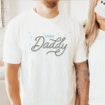 Camiseta Personalizado de Rodeo Daddy de Cowboy Occidental<br><div class="desc">¿Buscando el regalo perfecto para el mejor papi de una vaquera o vaquero? ¡Esta camiseta de Rodeo Daddy es el regalo perfecto para todos los adoradores del país! El único tipo de letra de una cuerda que dice "Rodeo Daddy" (rodeo papi) está rodeado de brillantes estrellas azules. Fácil de personalizar...</div>