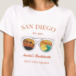 Camiseta Personalizado de viaje de Chicas de la Fiesta de B<br><div class="desc">Haga un chapuzón en su próxima fiesta de soltera con esta impresionante fiesta de soltero de playa y camisetas personalizadas. Ya sea que esté celebrando un viaje en barca, unas vacaciones en chica o unas vacaciones con los mejores amigos, esta personalizado camiseta de despedida de soltera es el complemento perfecto...</div>