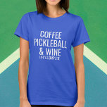 Camiseta Personalizado de Vino de Coffee Pickleball Textos<br><div class="desc">¿Qué hace que tu vida sea completa? ¿Café,  bolas de bolas y vino o algo más? Añade tus "amores" a las 4 líneas de texto personalizado para crear una camisa única que muestre las cosas que hacen que tu vida compita. Cambiar o eliminar fácilmente cualquier línea de texto.</div>