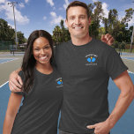 Camiseta Personalizado del logotipo del equipo del club de<br><div class="desc">Camisas de pickleball deportivo con 2 palas azules y una bola y 2 líneas de texto personalizado. Perfecto para una camiseta de club de pickleball,  socios de pickleball/compañeros de equipo - ideal para el juego de torneos o de grabación.</div>