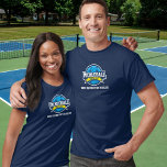 Camiseta Personalizado del Torneo del Equipo de Pickleball<br><div class="desc">Muéstrale al mundo que juegas pickleball con esta camiseta con el logo de un pickleball azul y amarillo. Ideal para clubes de pickleball,  equipos,  como camisetas de torneos a juego o ropa de uso diario.</div>
