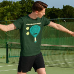 Camiseta Personalizado eslogan Padel Tenis Racket y Balls<br><div class="desc">Añade un lema gracioso, el nombre de tu propio equipo de pádel de tenis, o personaliza con el nombre de tu jugador favorito. Este gráfico muestra un ilustracion de una raqueta de tenis de padel junto con dos bolas de padel y está listo para ser personalizado con tu propio texto...</div>