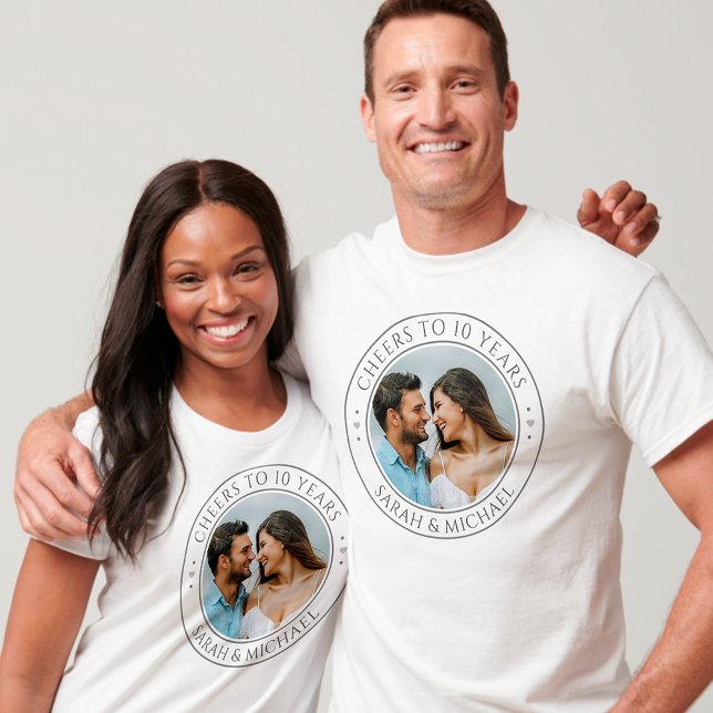 Camiseta Personalizado Foto y año Boda parejas de aniversar (Cheers to 10 Years Wedding Anniversary Matching T-Shirts)