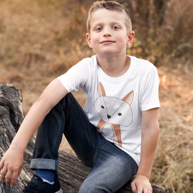 Camiseta Personalizado Fox de modo oscuro (Boy playing in woods, wearing cartoon fox tshirt)