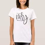 Camiseta Personalizado "Future Mrs" Con Apellido - Script<br><div class="desc">Celebremos el emocionante viaje al matrimonio con nuestra "futura Moda Sra. - el guión de apellido del Personalizable T-Shirt." Esta camiseta es la combinación perfecta de elegancia moderna y encanto lúdico, lo que lo convierte en una elección ideal para fiestas de soltera o como regalo especial para la futura novia....</div>