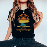 Camiseta Personalizado Guay Sunset de la familia Beach Vaca<br><div class="desc">Crear recuerdos duraderos junto con la "Camisa-Personalizado de los Camisetas de vacaciones de la playa para amigos de la familia" - una elección perfecta para celebrar la alegría de vacaciones con los seres queridos. Ya sea para unas vacaciones en familia, un viaje de chicas con amigos o una escapada de...</div>
