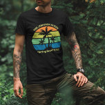 Camiseta Personalizado Guay Tropical Beach Trip Palm Trees<br><div class="desc">Estas modernas camisetas personalizadas de playa tropical con puesta de sol cuentan con 3 palmeras en forma de silueta frente a un cielo naranja y azul acentuado con amarillo y verde en la costa. Personalizar para un gran viaje en familia, manténgase atento para su escapada costera de vacaciones en primavera...</div>