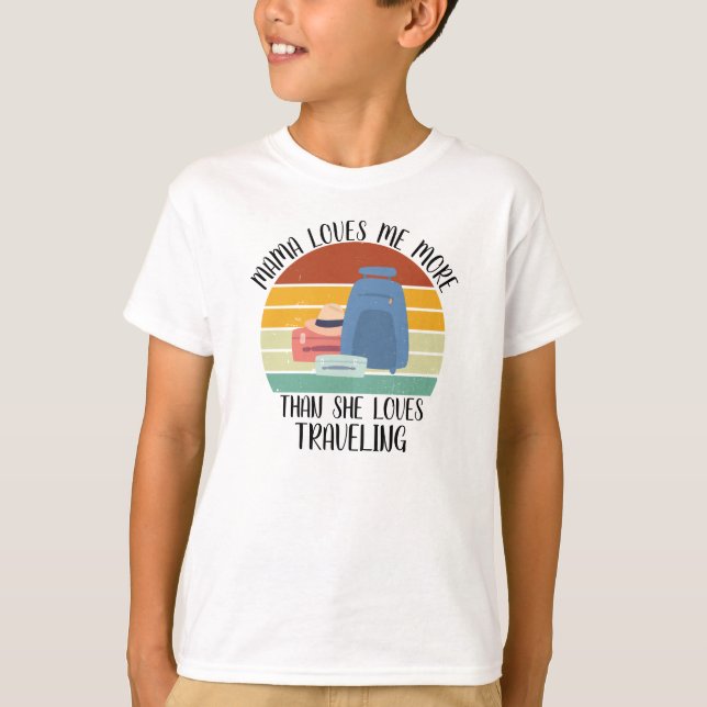 Camiseta PERSONALIZADO Mamá Me Ama Más De Lo Que Ama Viajar (Anverso)