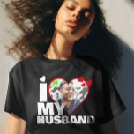 Camiseta Personalizado, me encanta la foto del corazón de m<br><div class="desc">Personalizado Personalizado Uno de un tipo de camisetas de corazón fotográfico de Ricaso - Diseño de plantillas de fotos de corazón de amor .. simplemente añada tu propia fotografía a esta gran camiseta personalizado con negrita Me ENCANTA MI MARIDO (inserte tu propio texto o deje como está) .. fácil de...</div>